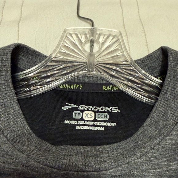 Brooks Men's Charcoal Crewneck Run Happy Top  XSmall - Picture 3 of 7